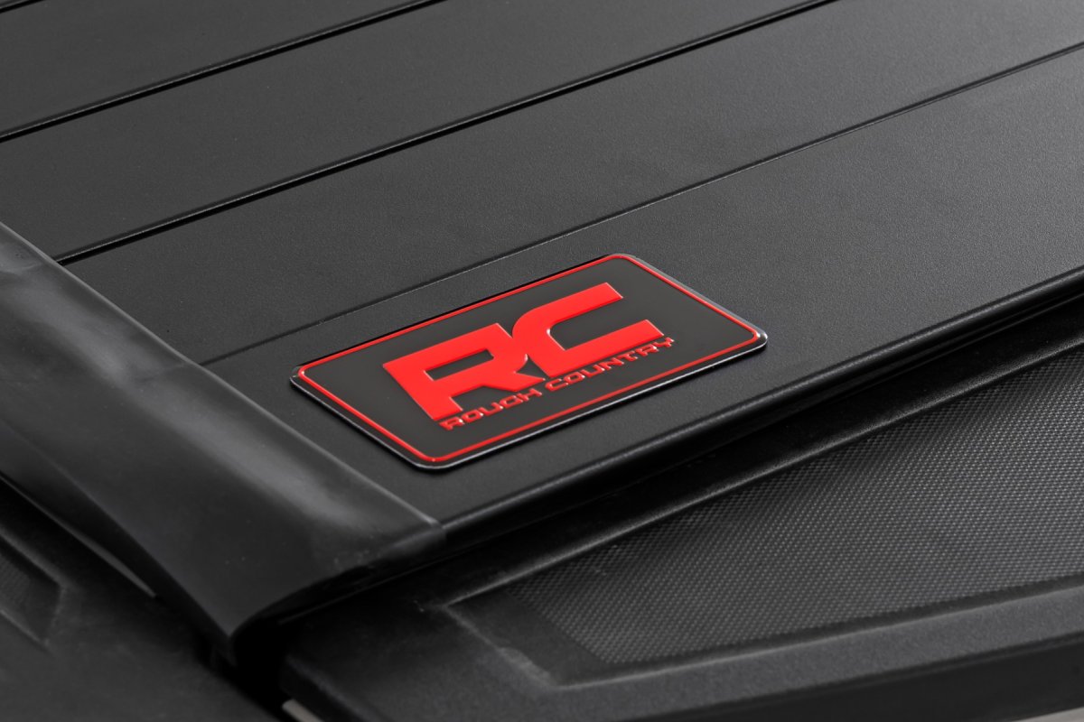 Chevrolet Colorado Hard Roll Up Bed Cover - Rough Country - Matte Black with Aluminum Slats - Matte Black - '23-'25